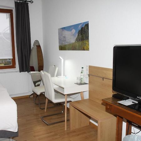 Famos Schlafen Hotel วาร์บวร์ก ภายนอก รูปภาพ